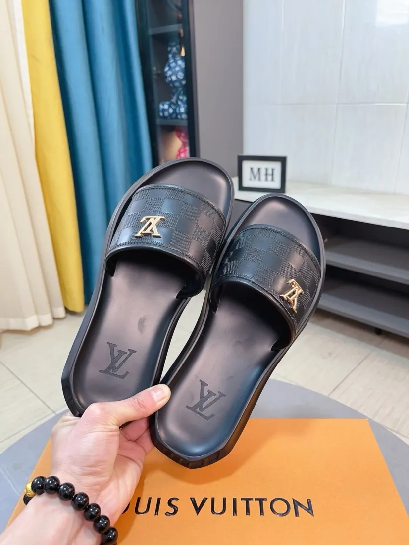 Men's shoes 💰260🌹🌹 (lv-Louis Vuitton) new men's sandals, high-end boutique, exquisite embossed logo decoration on the upper, fine workmanship, super soft soles, casual, loose and comfortable, a must-have in summer! \nsize：38-44